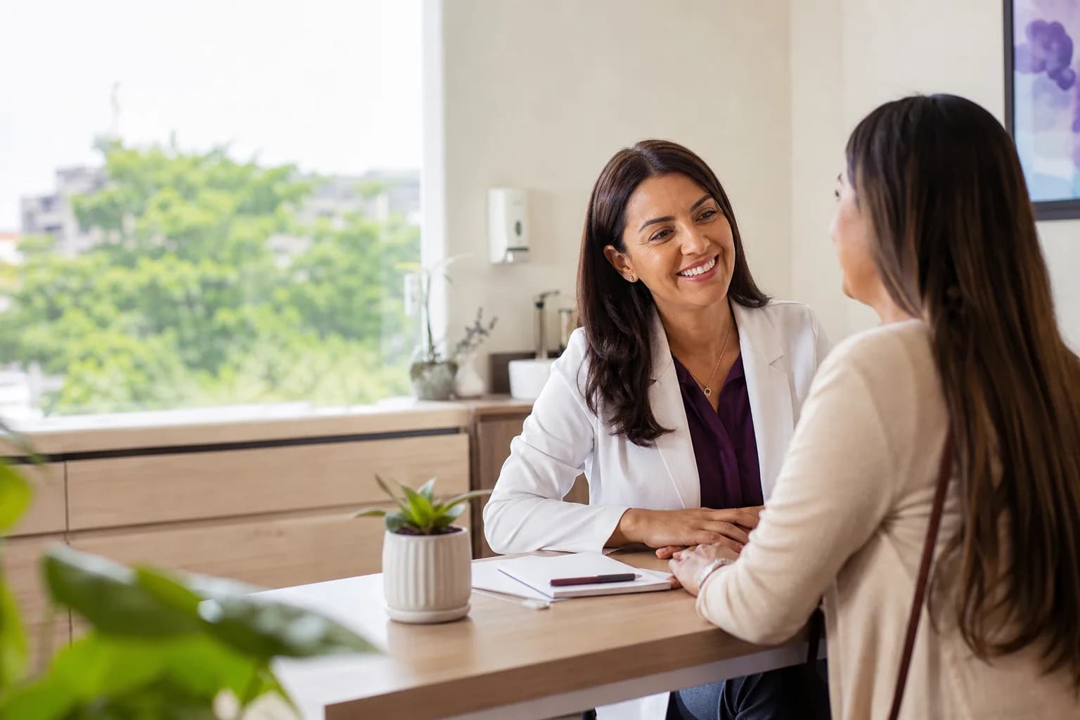 Página web para consultorio médico ilustrada por una doctora conversando con su paciente